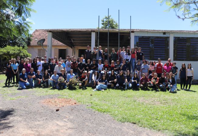 3022d17e0e6b241bd0759b1a3dc25975-AwvMKpLjBPuXPnPG NOVO CABRAIS | Dia de Campo sobre Floricultura Mobiliza Alunos na EMEF Pedro Lovato