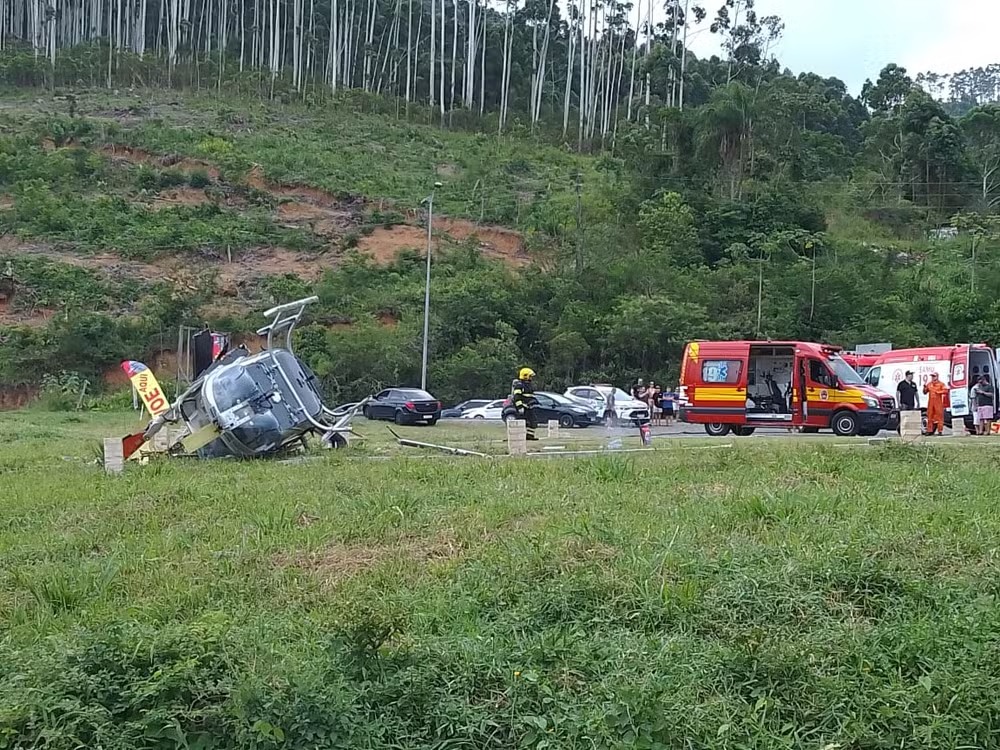 472705664_580664648163141_7937233933978816738_n Helicóptero de passeio cai às margens da Rodovia Transbeto, em Penha-SC