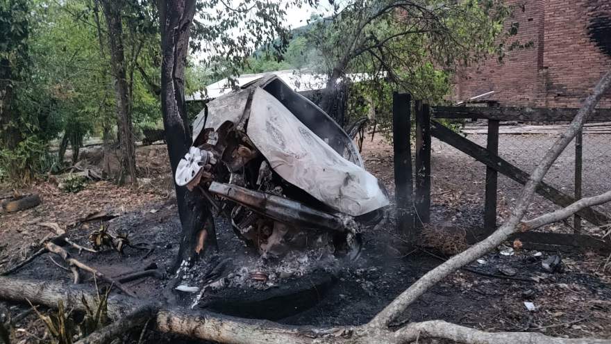 e9bf8291afaaea74f917b9742fc5891c12022025095015 Carro sai da pista, capota e pega fogo na ERS-400, em Candelária