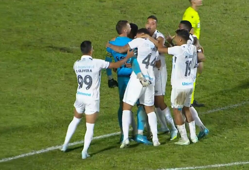 482235232_1577978579818646_8791535239051128965_n-1024x701 Grêmio sofre de novo, mas vence o Athletic-MG nos pênaltis e avança na Copa do Brasil
