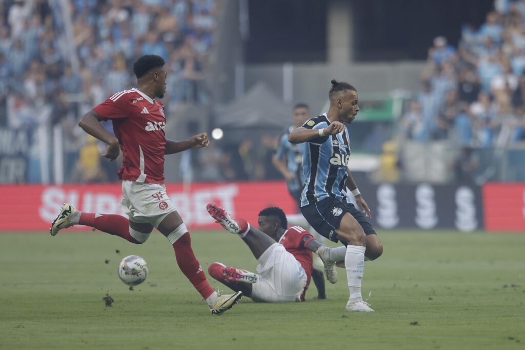 5187688_bf6b949d3e47491-1024x682 Internacional vence o Grêmio por 2 a 0 e larga na frente na final do Gauchão