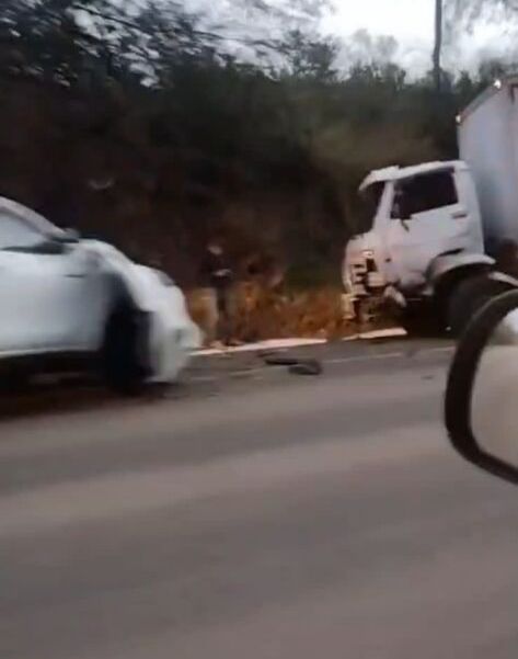 image_editor_output_image1753456890-17462260033803896833548908344570 Acidente entre caminhonete e caminhão bloqueia BR-290 nos dois sentidos, em Butiá