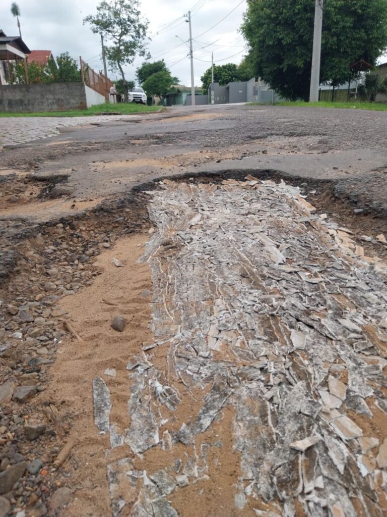 messenger_creation_e7831317-3180-4174-91c3-ffee479b81225802006977657705866-768x1024 Abandono: moradores denunciam estado crítico da rua Emiliano Antônio Costa, no bairro Marina.